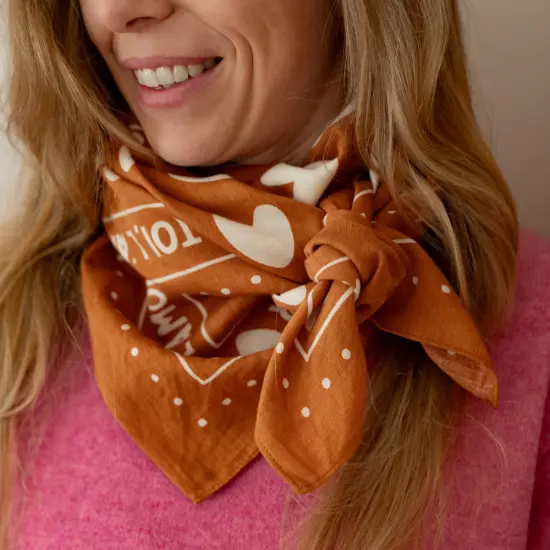 foulard-marron-blanc (1).webp