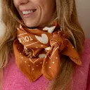 foulard-marron-blanc (1).webp