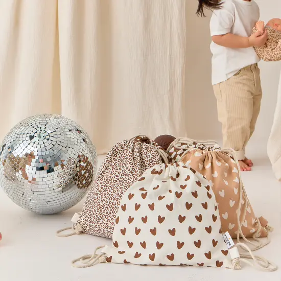 Sac-gym-toile-coeurs-ecru (3).webp