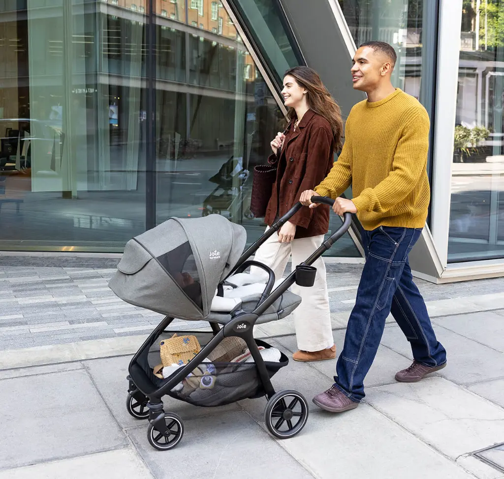 p04-joie-pushchair-valora-parents-pushing-stroller-city_1.webp