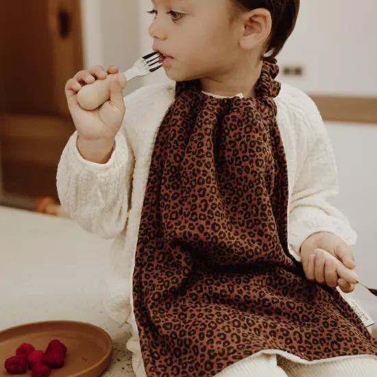 serviette-de-cantine-gaze-leopard-marron (1).webp