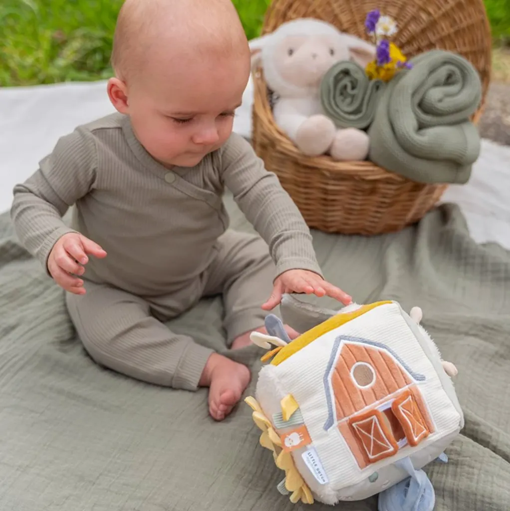 LittleDutchStoffwurfelAktivitatenLittleFarm.webp