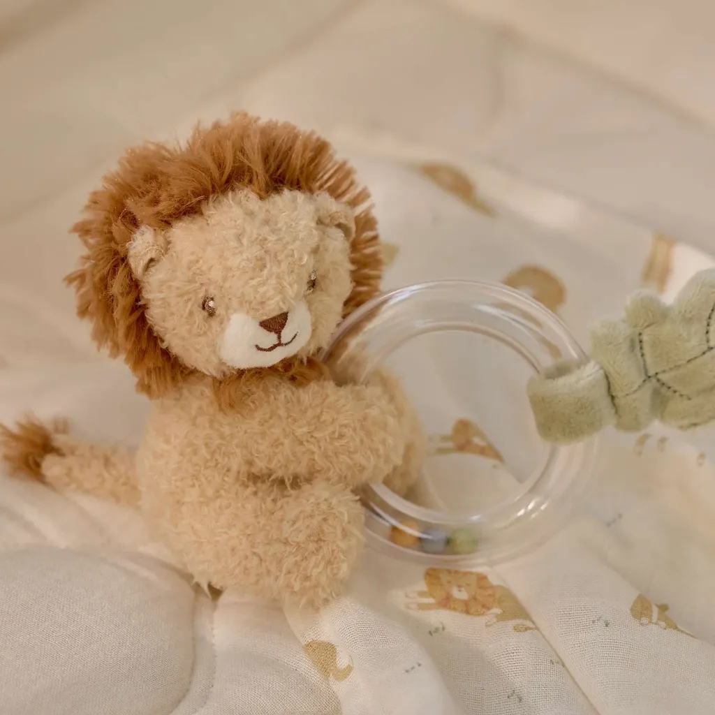 Little-Dutch-Lion-Ring-Rattle-Safari-Friends-lifestyle-2.webp
