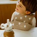 bavoir-silicone-mocha (1).webp