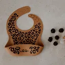 bavoir-silicone-caramel-leopard (1).webp