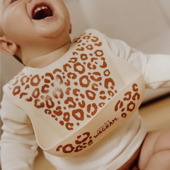 bavoir-silicone-leopard-creme (1).webp