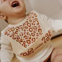 bavoir-silicone-leopard-creme (1).webp