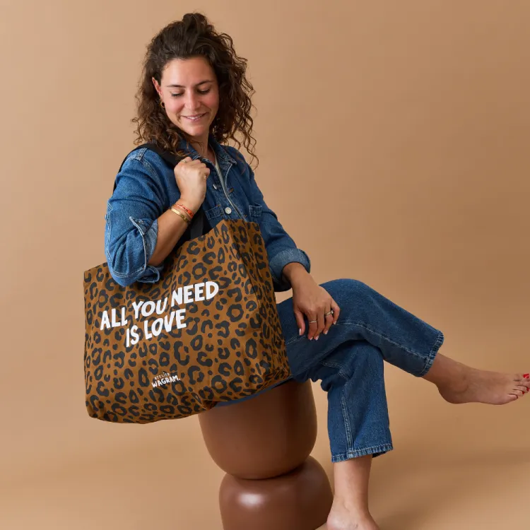 sac-cabas-all-you-need-is-love-leopard (1).webp