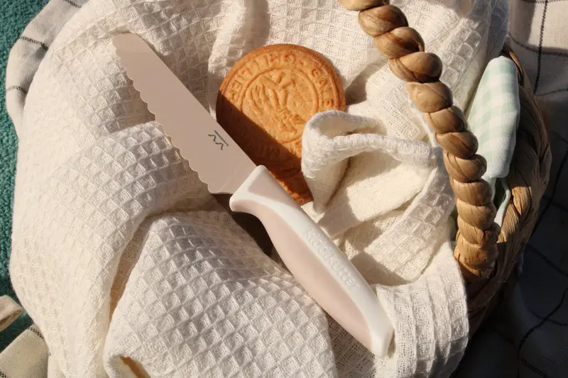 couteau-d-apprentissage-cream-kiddikutter-bambinou-lifestyle-3.webp