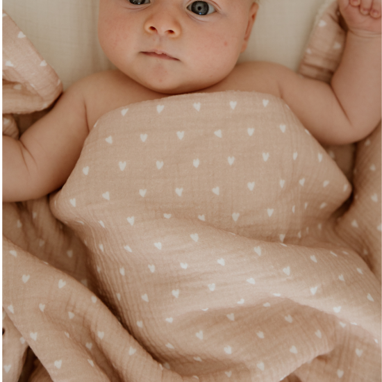 couverture-pilou-gaze-beige-petits-coeurs (1).jpg