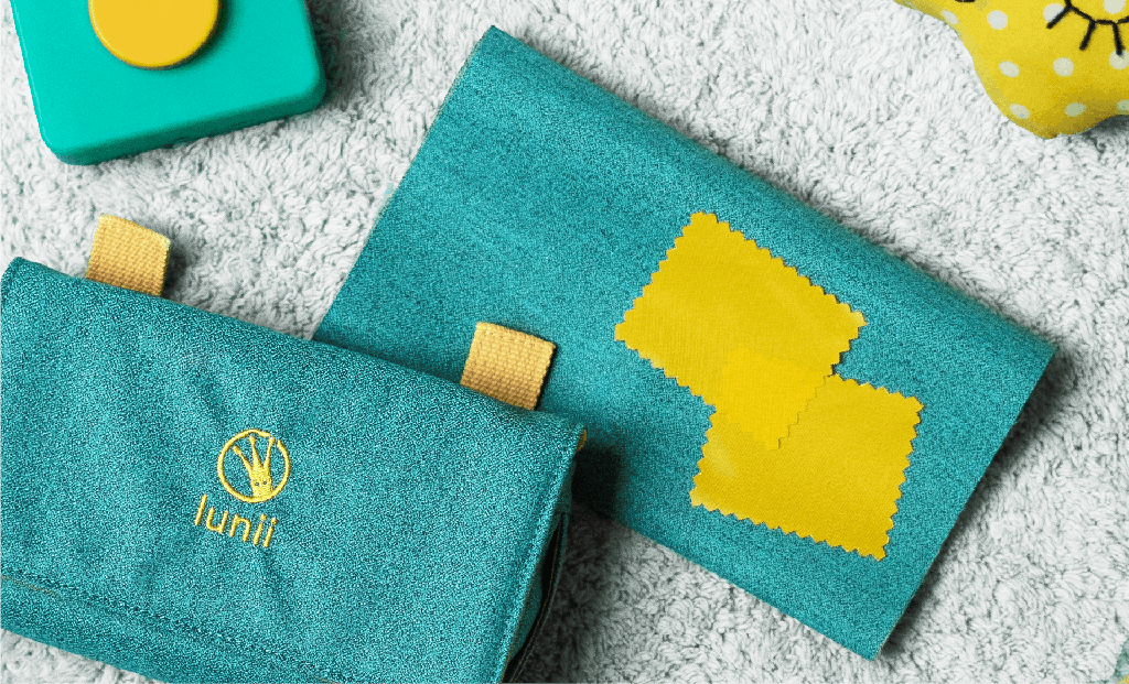 e776fc93-002a-4e86-91e3-d468fd82635e_Pochette+Lunii+website+photo+V2_Pochette+-+mobile+-+Plastique++-+Photo--+copie.png