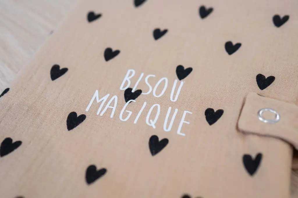Protège carnet de santé "Bisou magique - Beige à cœurs noirs"  