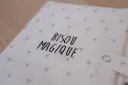Protège carnet de santé "Bisou magique - Blanc à cœurs beiges"   