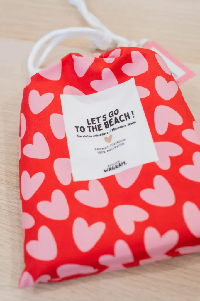 Serviette microfibre rouge avec coeurs roses 70x140cm