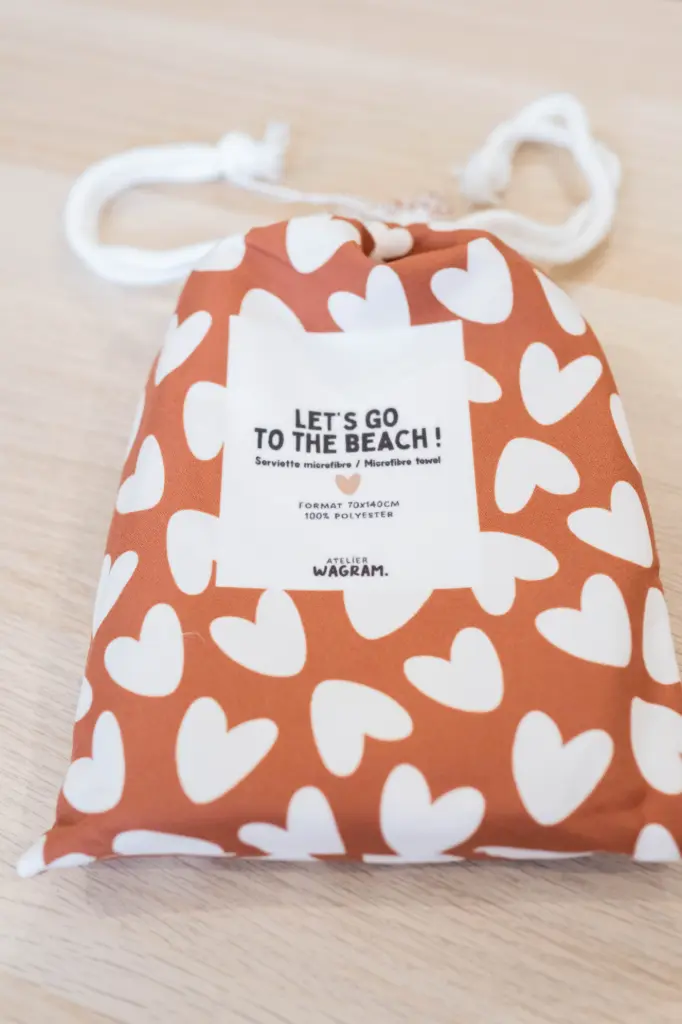 Serviette microfibre marron coeurs blancs 70x140cm