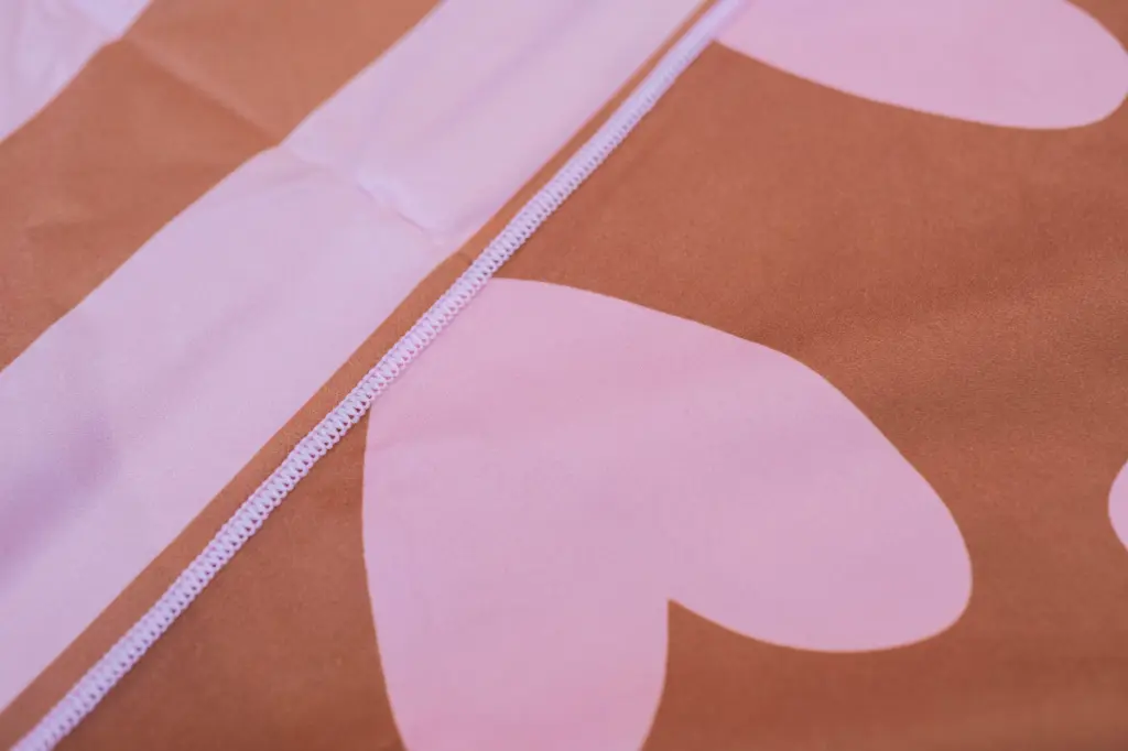 Serviette microfibre lignes roses et marrons 70x140cm