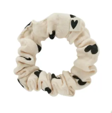 Mini chouchou en gaze "écru avec coeurs noirs"