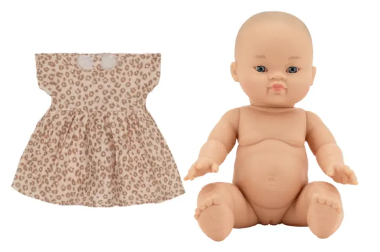 Poupée Léa avec sa robe et son bandeau "léopard"