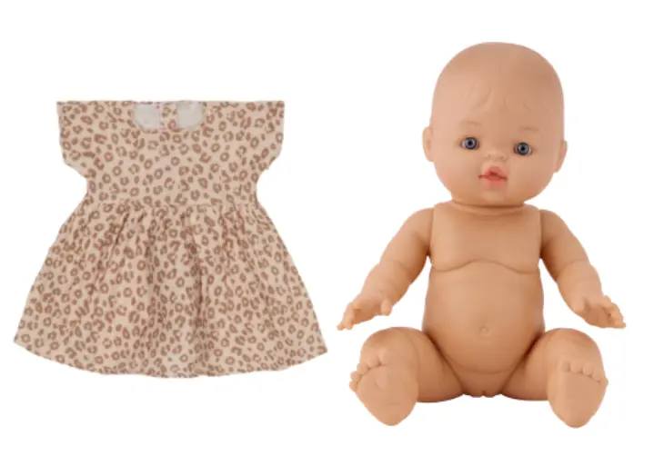 Poupée Jade avec sa robe et son bandeau "léopard" 