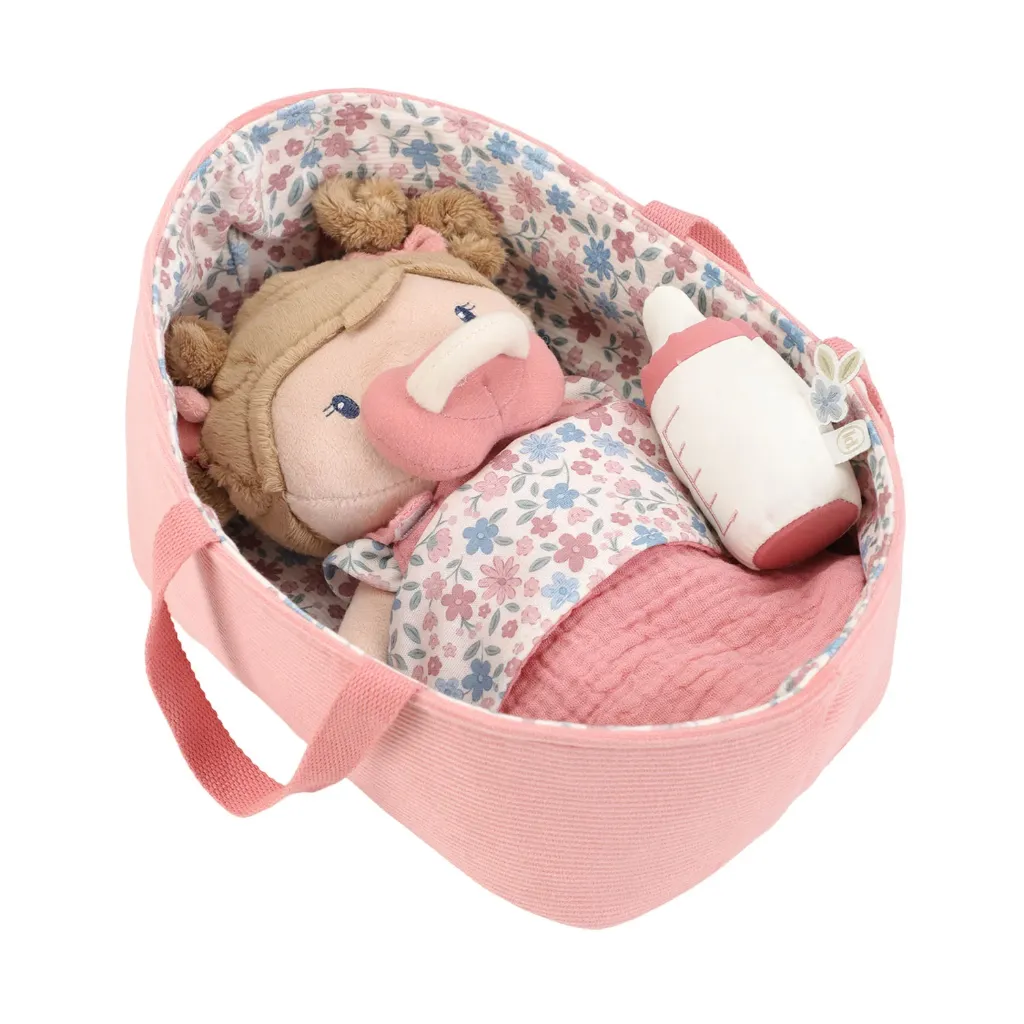 Poupée en tissu dans son couffin avec accessoires