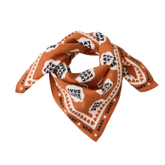 Foulard "love" fond marron motif beige