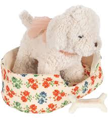 Peluche "chiot dans son panier"