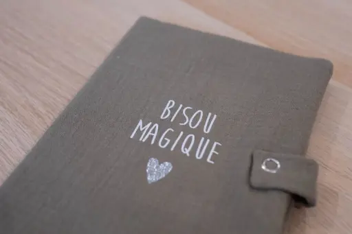 [WAGSKU001_005] Protège carnet de santé "Bisou magique - vert olive"
