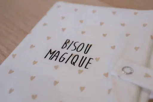 [WAGSKU001] Protège carnet de santé "Bisou magique - Blanc à cœurs beiges"   