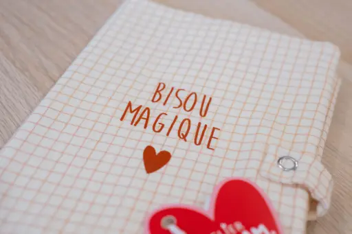 [WAGSKU001] Protège carnet de santé "Bisou magique - Petits carreaux"