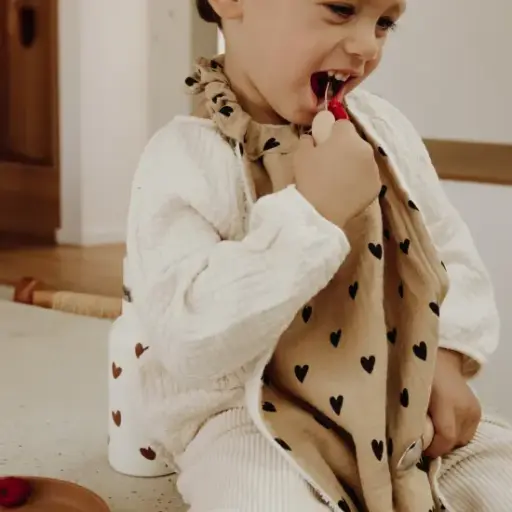 [WAGSKU030_017] Grand bavoir "cantine" - beige à cœurs noirs